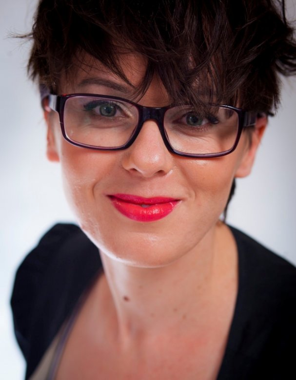Yvonne Av (Yvonne Av )